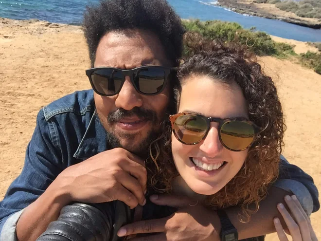 Tania y Adam junto al mar