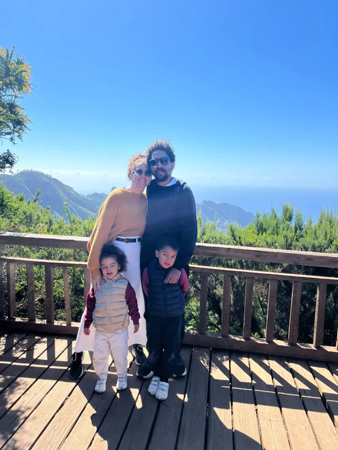 Tania, Adam y sus dos hijos en un mirador