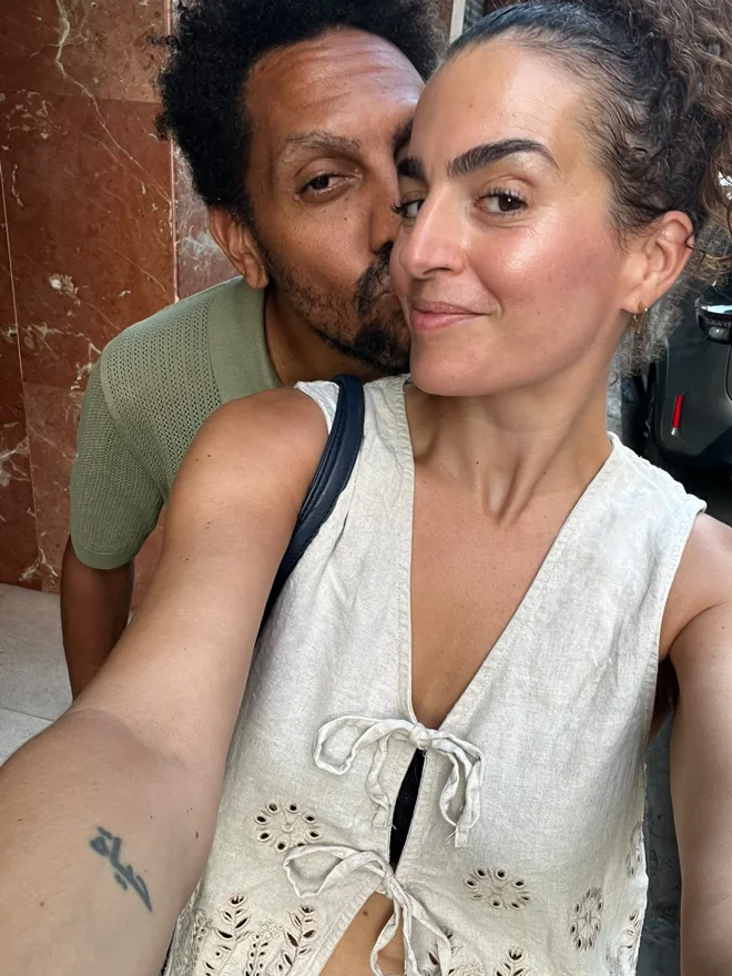 Adam dando un beso a Tania